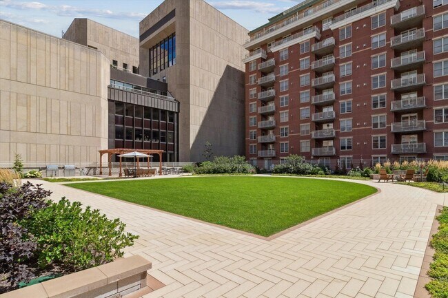 Building Photo - 333 W Mifflin St