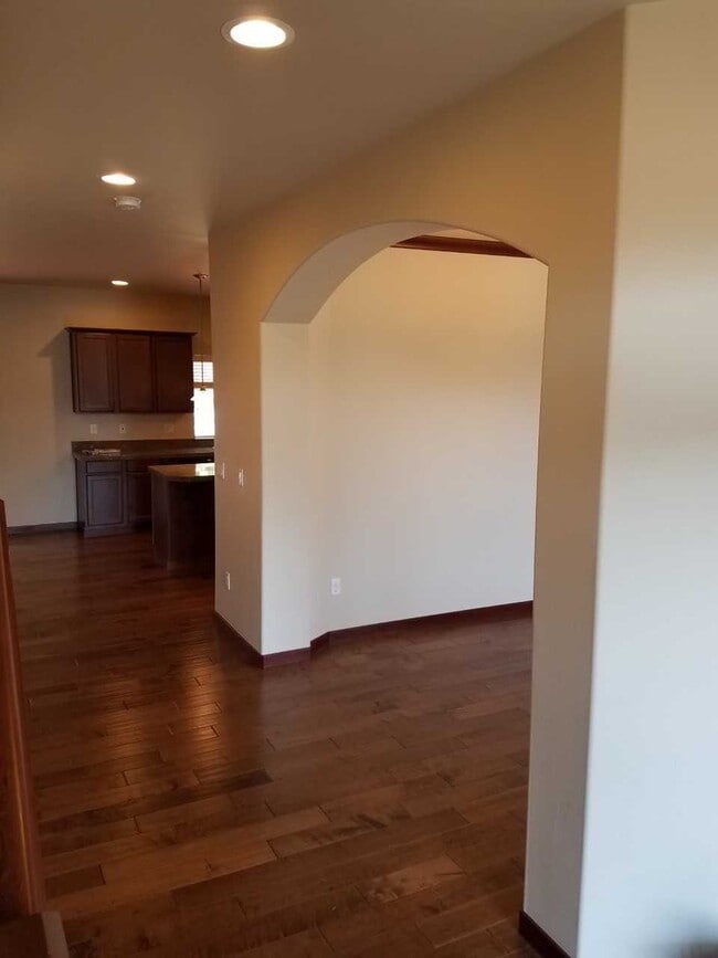 Building Photo - Coming for late month, move in in October!...