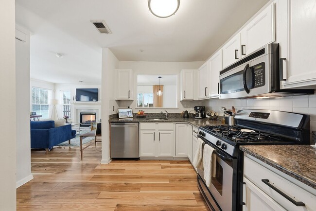 Building Photo - Enjoy the ease of condo style townhome living in this bright and inviting end unit.