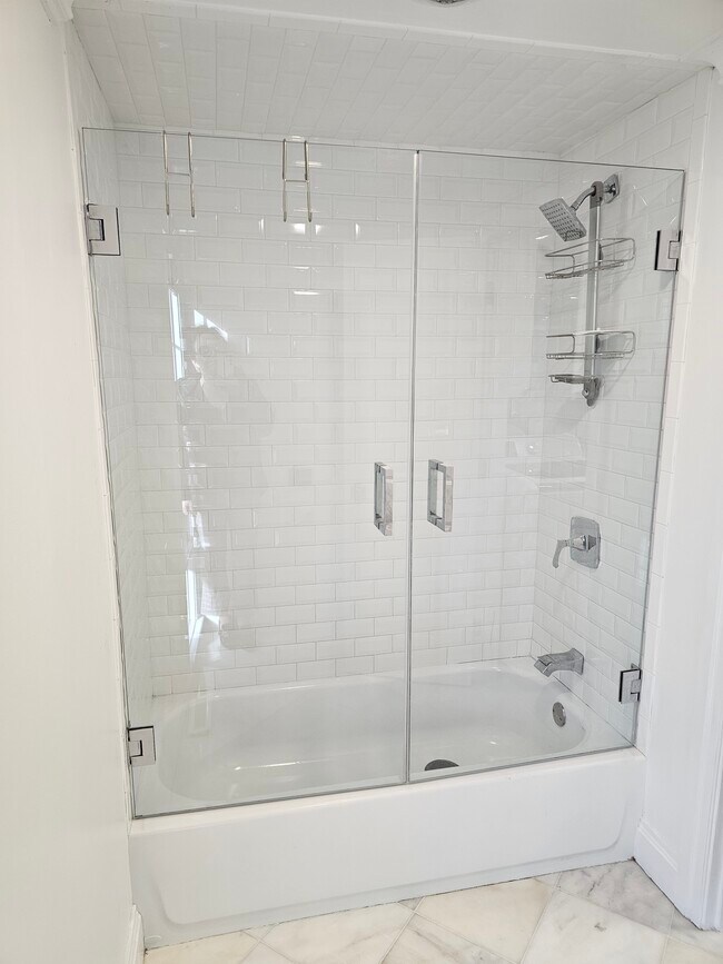 Building Photo - 11 Oak St