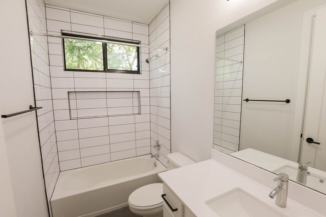 Building Photo - 1309 Cometa St