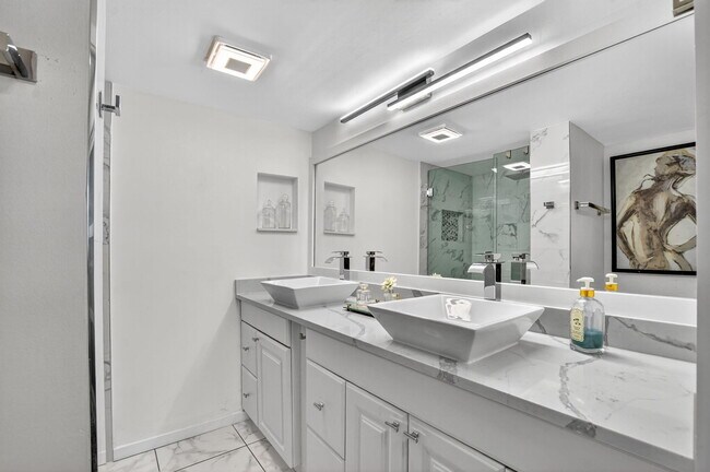 Building Photo - 20 Royal Palm Way