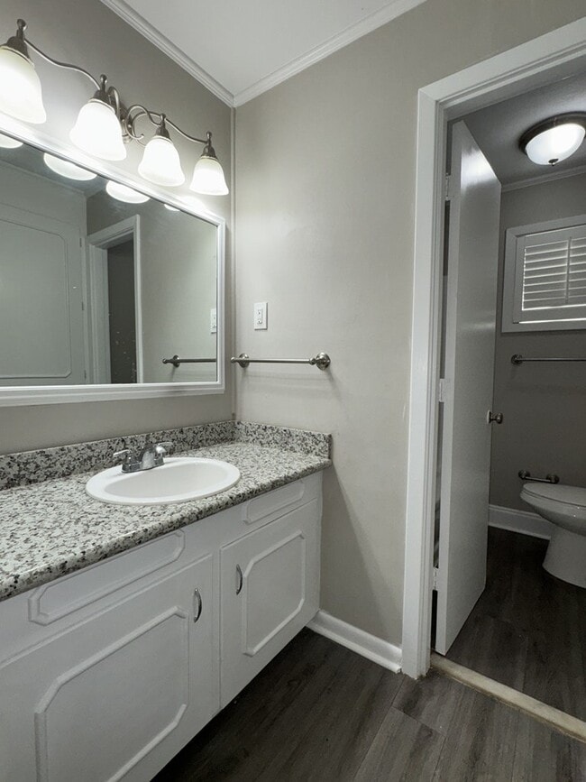 Building Photo - 827 Briarwood Dr