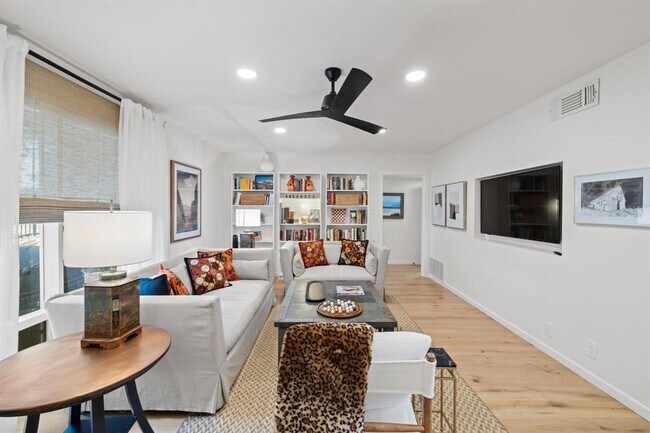 Building Photo - 5332 Balcones Dr
