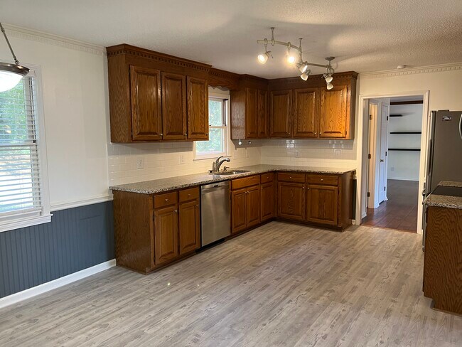 Building Photo - 113 Pine Gate Dr