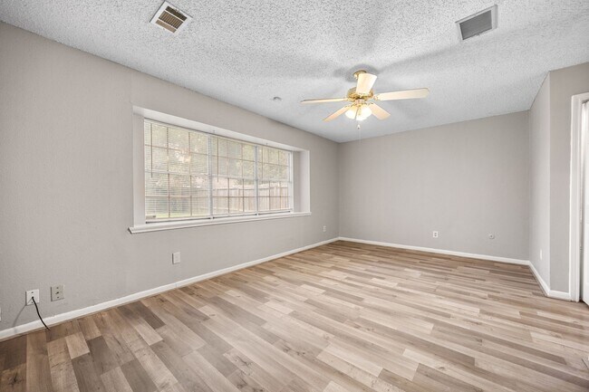 Building Photo - 2211 Turtle Creek Dr