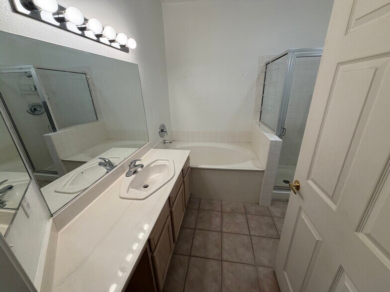 Building Photo - 2975 Bluegrass Ln