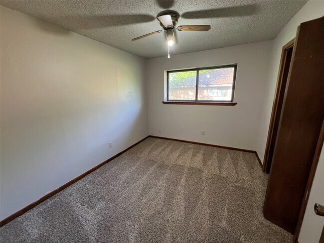 Building Photo - 411 W Pelton St