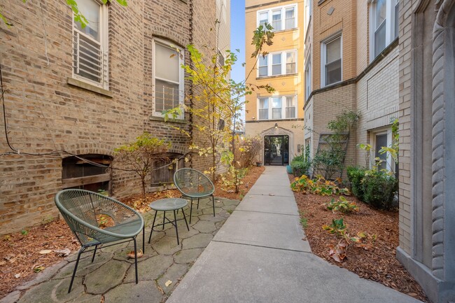 Primary Photo - 1432 N Maplewood Ave