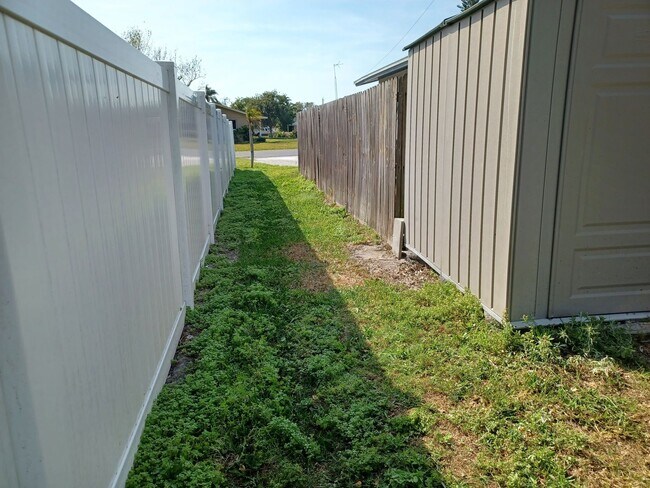 Building Photo - 2BR/2BA Pool Home in South Venice