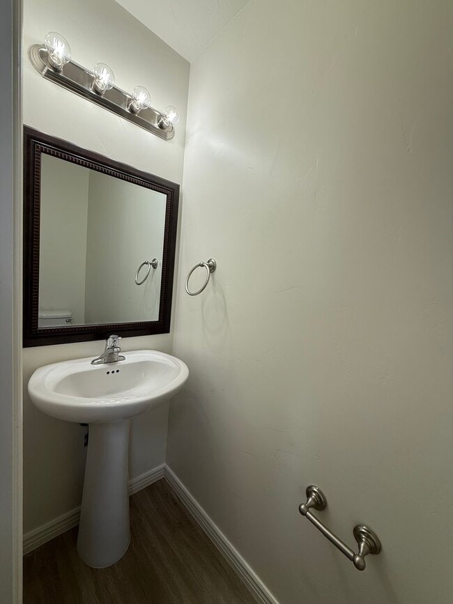 Building Photo - Remodeled Bluffview Townhome