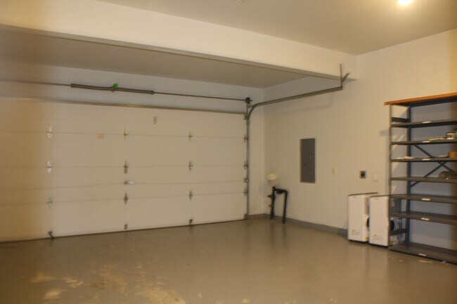 Building Photo - 3 bdrm, 2.5 Bath, 2 car Garage, Gas heat, ...