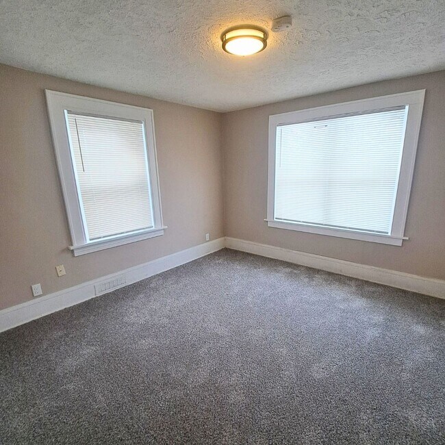 Building Photo - 944 Bloomfield Ave