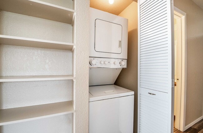 Building Photo - Great 2 Bedroom Condo