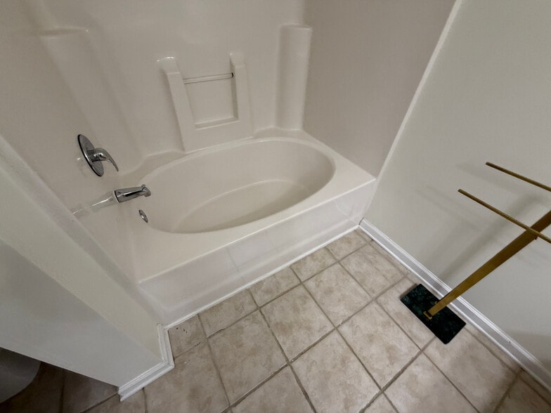 Building Photo - Room in Condo on Donatello Avenue