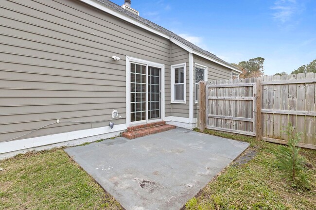 Building Photo - Adorable Bungalow close to base!