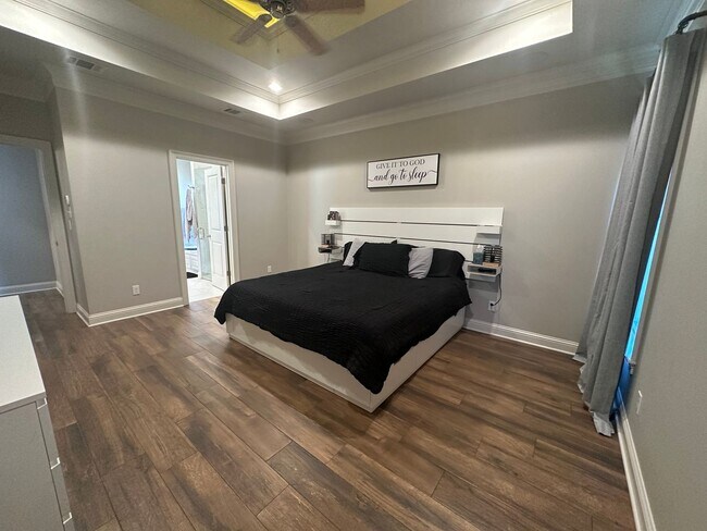 Building Photo - Gorgeous Updated 3 Bedroom Home - Only 5 years Old!