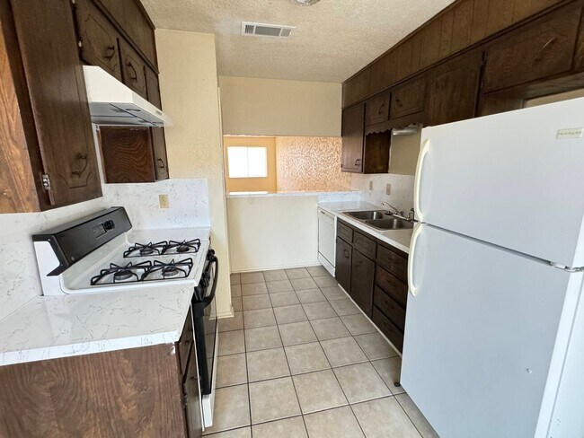 Building Photo - 2206 Silverway Dr