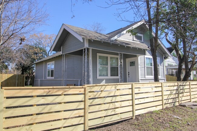 Building Photo - Downtown 3 bedroom 2 bath gorgeous remodel