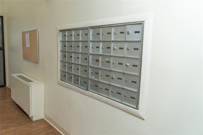 Building Photo - 750 Quaker Ln