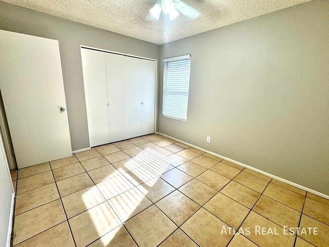 Building Photo - ONE MONTH FREE! Available! 2 bed/ 1 bath A...