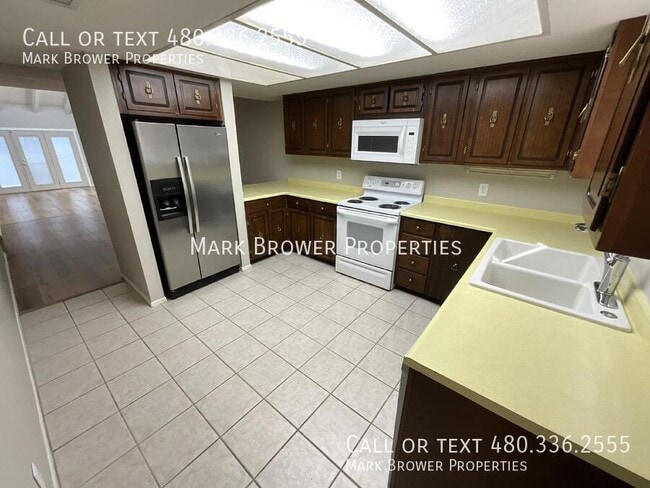 Building Photo - 3229 S Fairfield Dr