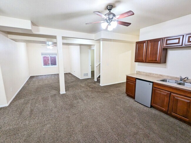 Building Photo - Large Single Family Home