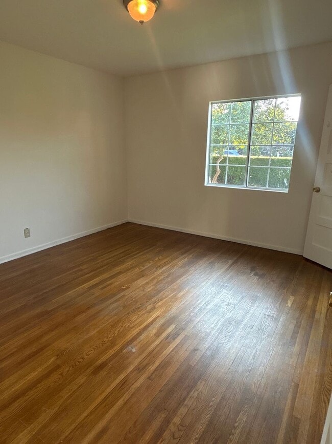 Building Photo - 608 N Orange Ave