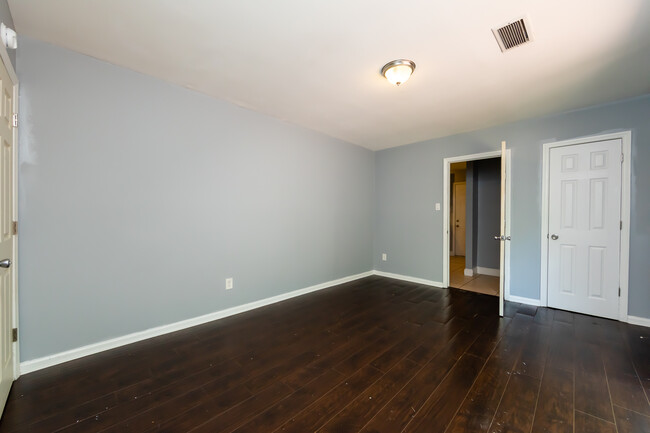 Building Photo - 4713 Belle Plaine Dr