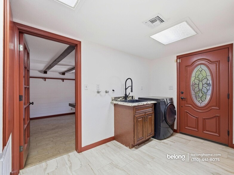 Building Photo - 35640 Dormer Rd