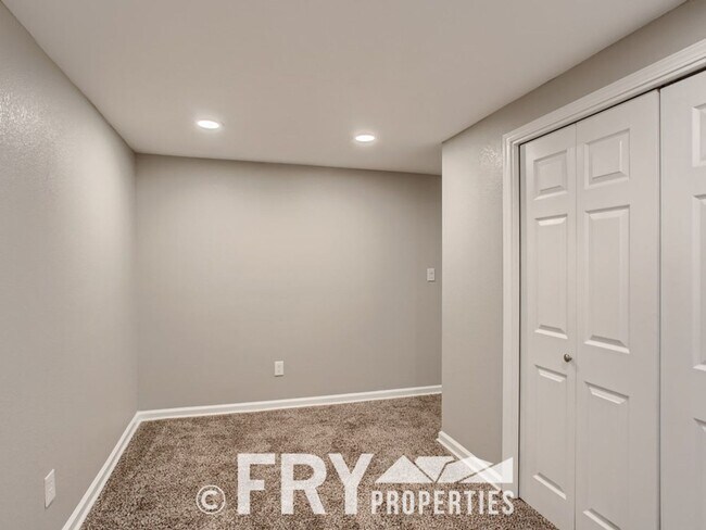 Building Photo - Renovated Harvey Park home