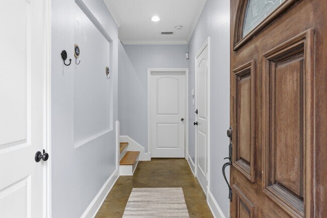 Building Photo - 1714 Ovid St