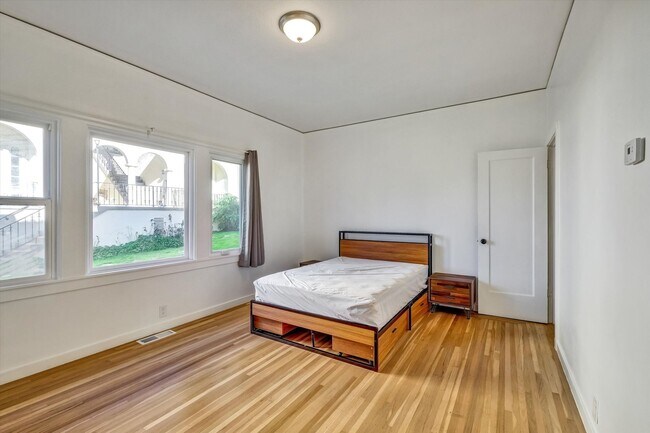 Building Photo - Furnished 3-Bedroom Apartment for 5 – Shar...