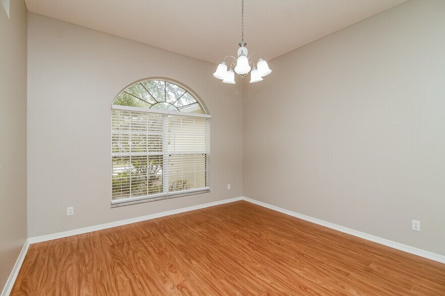 Building Photo - 1923 Southern Oak Loop