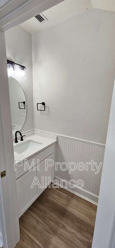 Building Photo - 945 N Fern Creek Ave