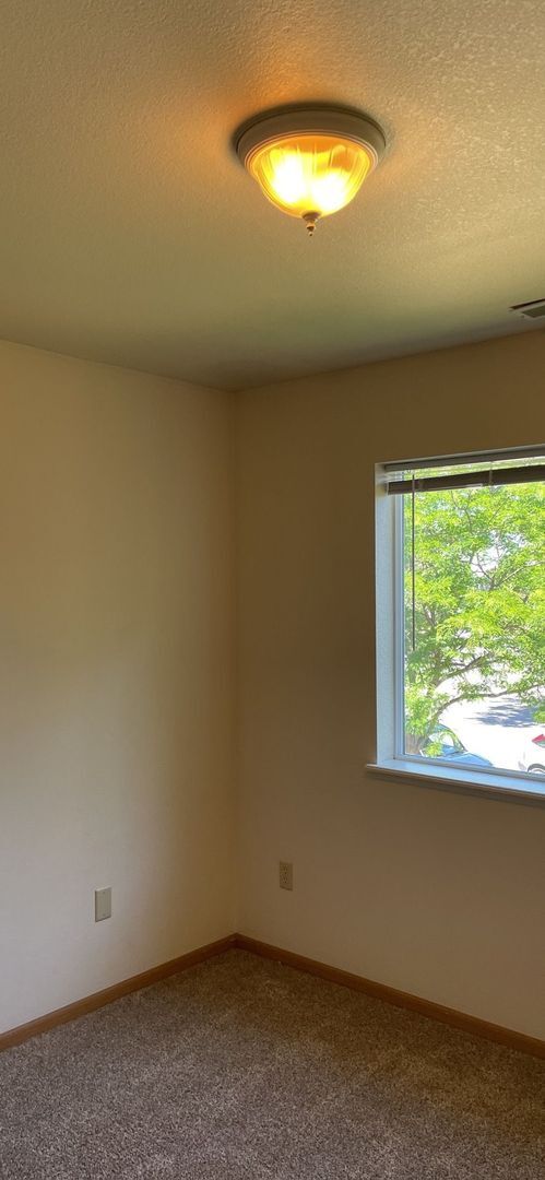 Building Photo - Bright & Convenient Townhouse Living!