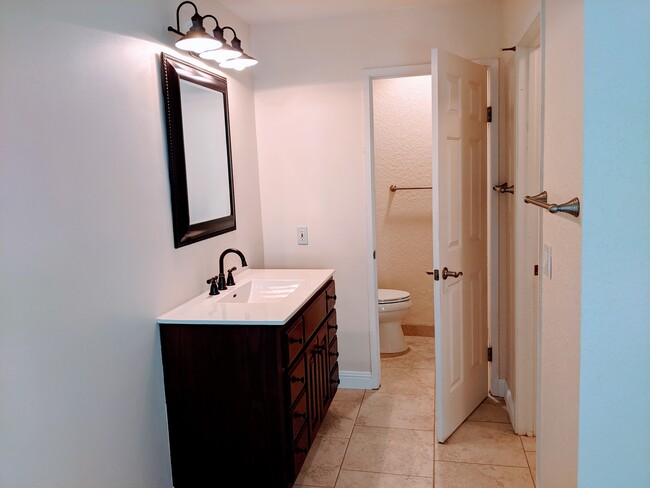 Master bath & shower - 10323 Caminito Aralia