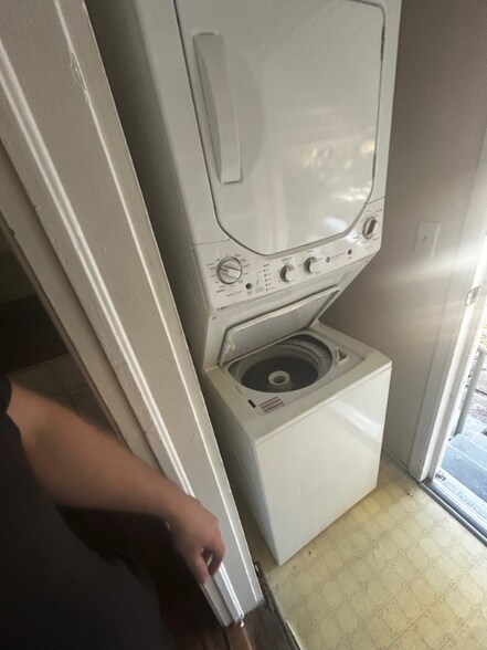 Building Photo - 2652 Merwyn Rd