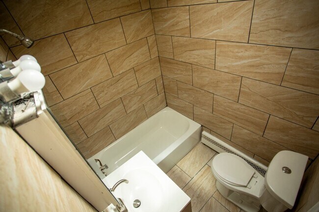 Building Photo - NEWLY RENOVATED 1 BEDROOM APARTMENT - 6430 1/2 TULIP ST