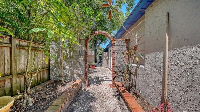 Building Photo - 1127 S Osprey Ave