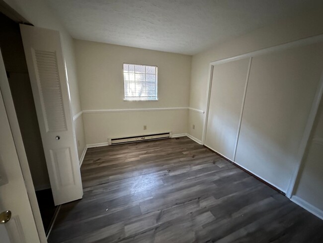 Building Photo - Split Foyer home off Old Forest Road