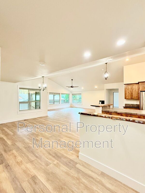 Building Photo - 16205 NE Leaper Rd