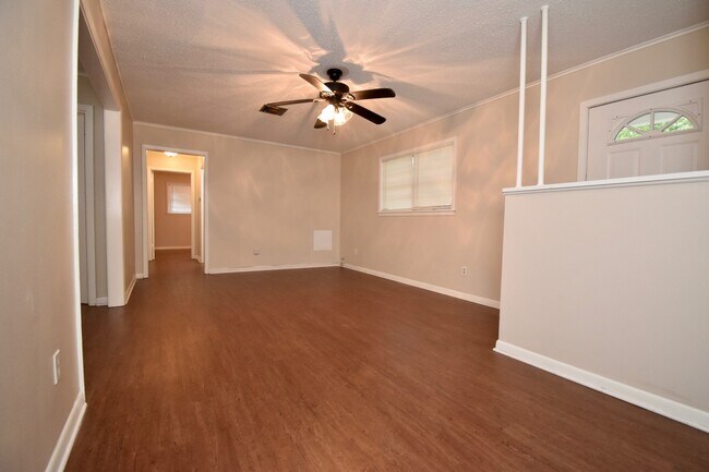 Building Photo - 3 Bedroom 1 Bath with lots of Updates!