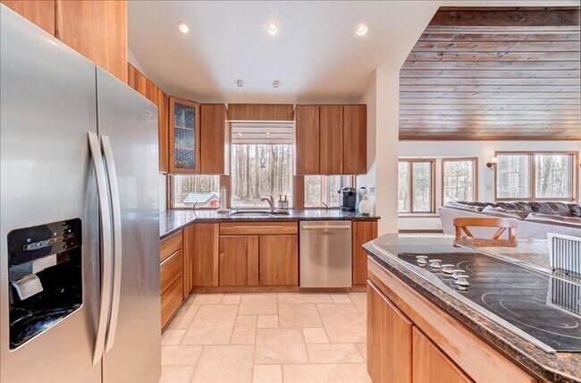 Building Photo - 441 Burlingham Rd