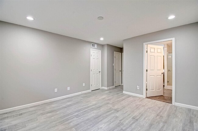 Building Photo - 1104 W Tri Oaks Ln
