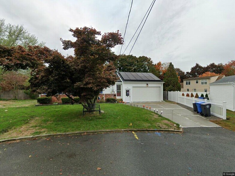 Primary Photo - 11 W Hill Cir