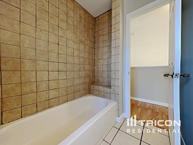 Building Photo - 1360 Holly Glen Run