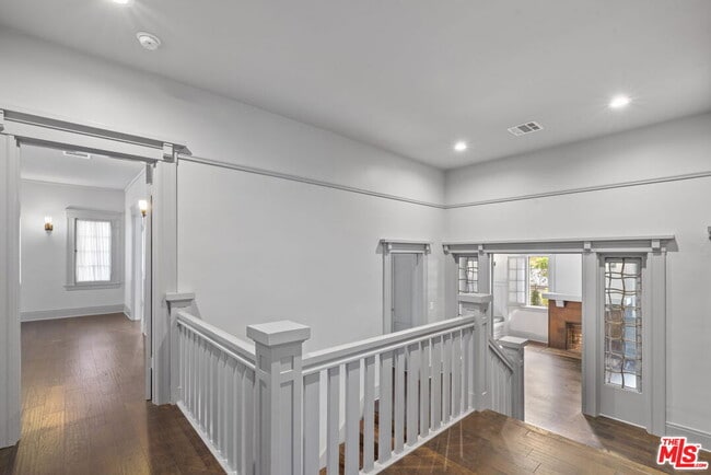Building Photo - 344 S Kingsley Dr