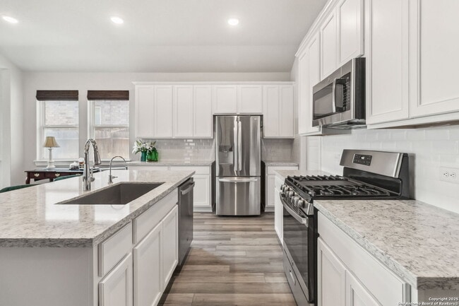 Building Photo - "Charming 3-Bedroom Home with 2 Full Baths and 1902 Sq Ft of Comfort in San Antonio!"