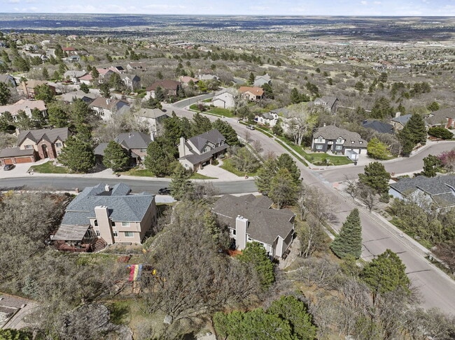Building Photo - Spacious 6-Bedroom Broadmoor Rental with M...